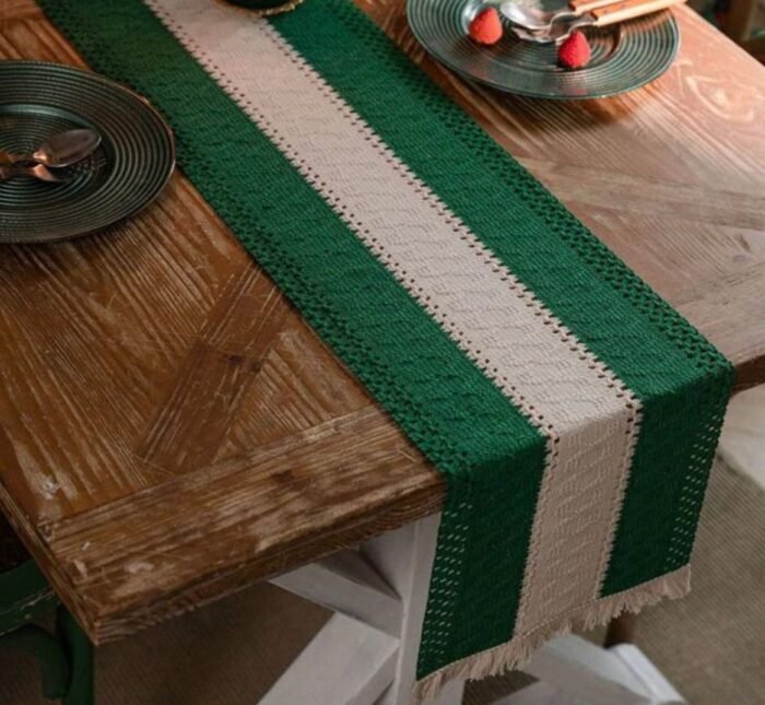 CHRISTMAS CROCHET TABLE RUNNER - Image 1