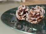 CHRISTMAS GREEN UNDERPLATE / SERVING PLATE IN RIGIDE PLASTIC - Image 2